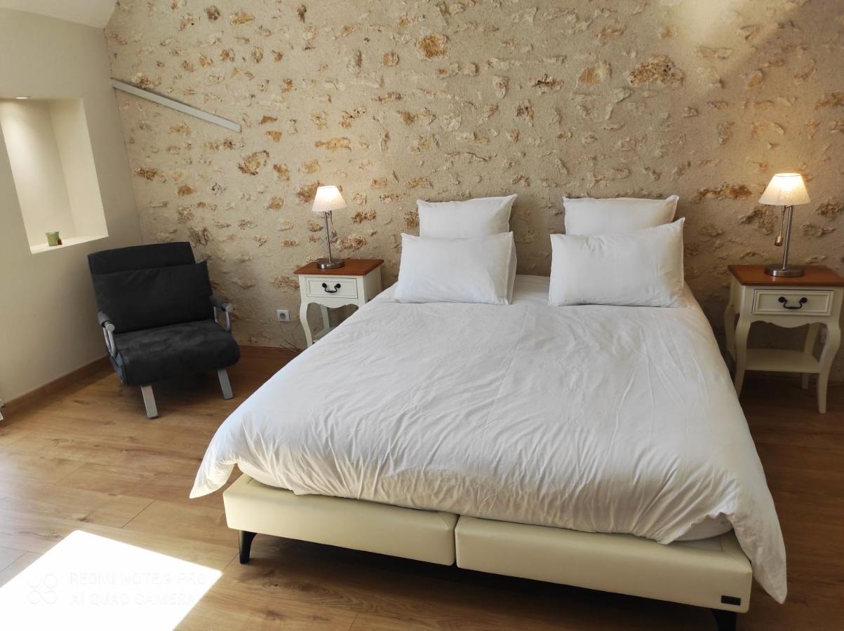 Chambre D'Hotes Le Domaine Des Hirondelles Champcenest Bagian luar foto