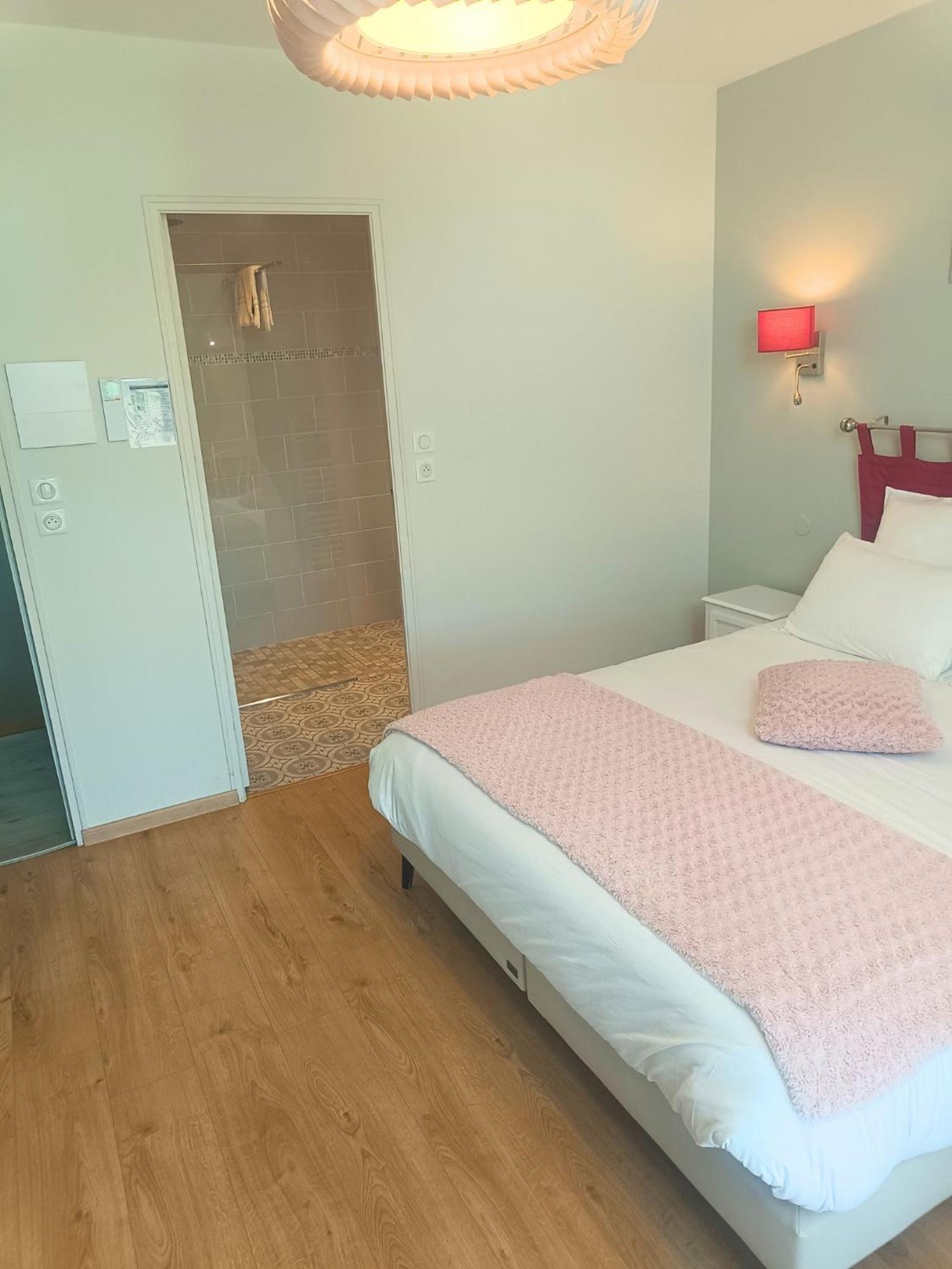Chambre D'Hotes Le Domaine Des Hirondelles Champcenest Bagian luar foto